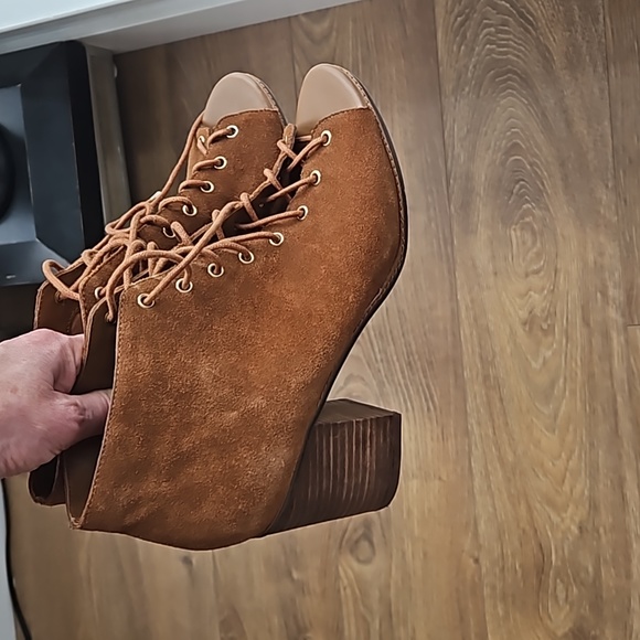 Aldo caramel suede lace up sandals. Fall. Size 8,5 - Picture 6 of 8